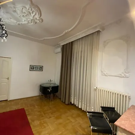 With Balcony And Ac Next To Danube アパート *